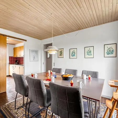 1052 Holiday home *